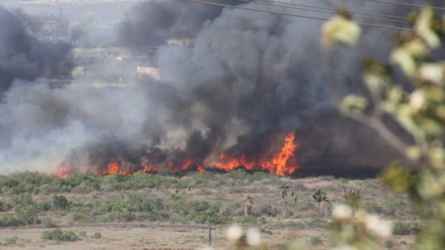 Se incendia terreno baldío en carretera a García en Nuevo León