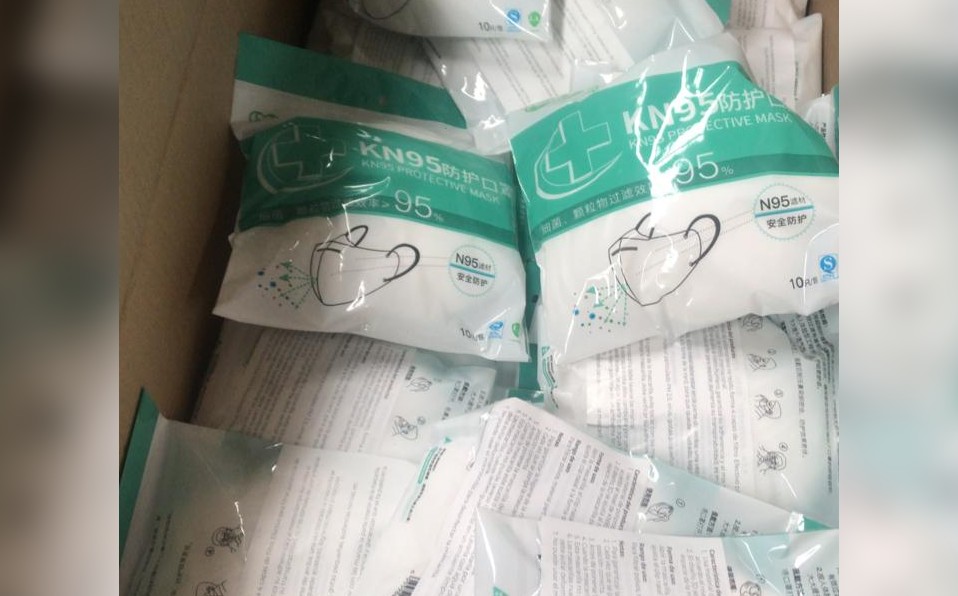 Se inició la descarga de 28 mil cubrebocas quirúrgicos. (Especial)