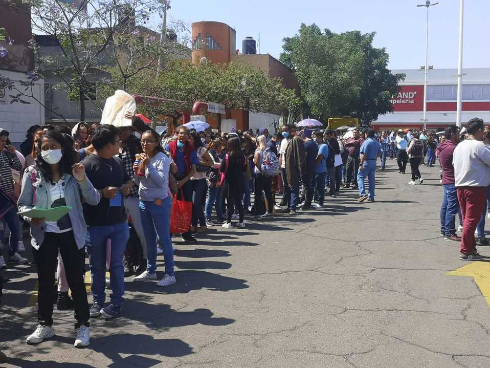 Médicos y enfermeras participan en la convocatoria para atender casos de covid-19 (César Velázquez)