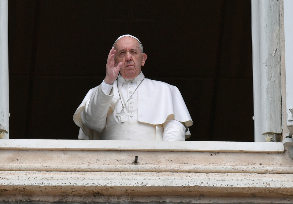 El Papa Francisco desde la ventana en la que habló sobre las mujeres y el coronavirus (Reuters).