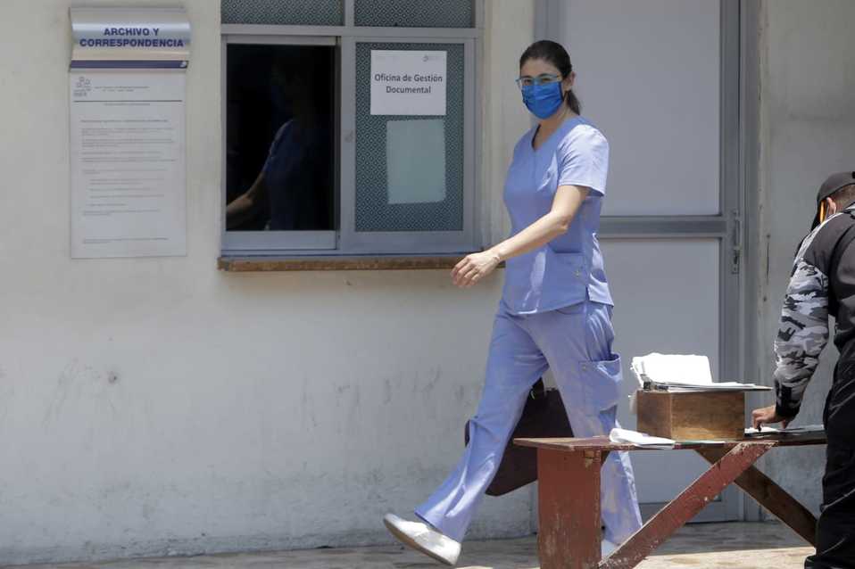 El personal médico del INER cumple con las medidas sanitarias adecuadas. (Ariana Pérez)