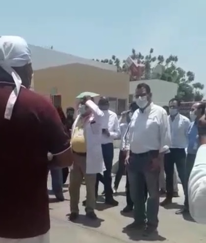 El hecho se produjo frente al centro asistencial. (Foto: Óscar Rodríguez)