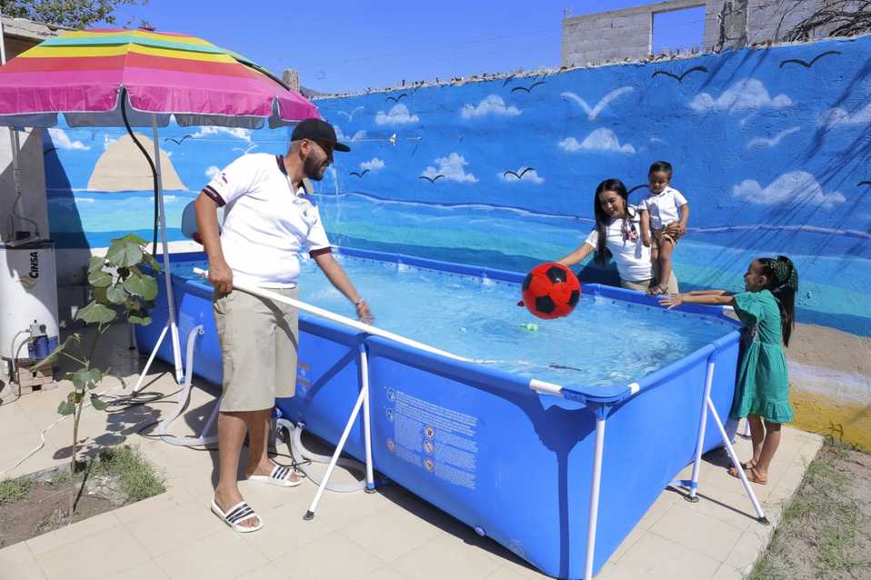 Regalan viaje a familia lagunera que recreó playa de Mazatlán en su patio. (Mauricio Román)