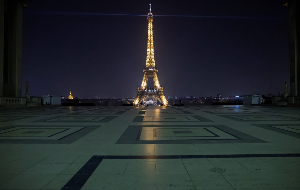 La Torre Eiffel, emblema de Francia, totalmente vacía tras el confinamiento impuesto debido a  casi 15 mil muertos (EFE)