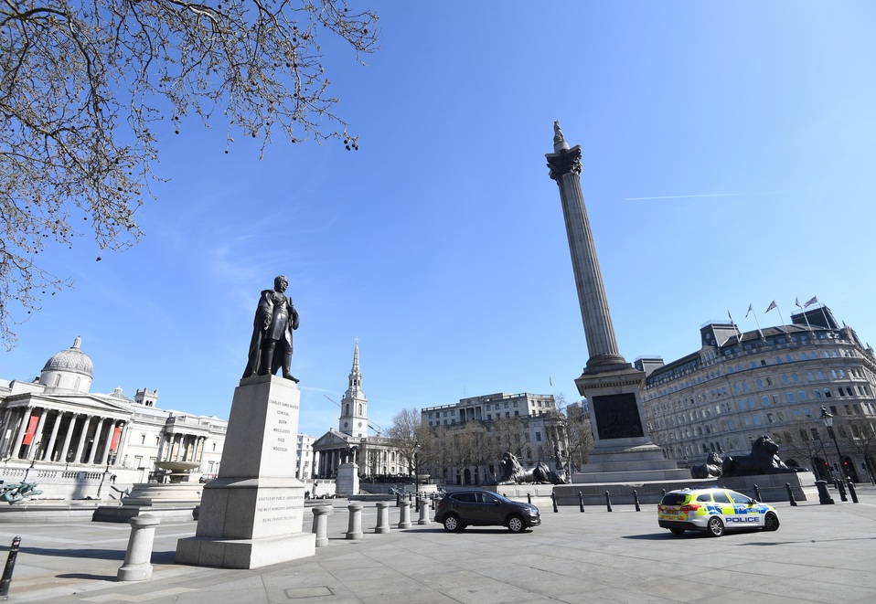 La Trafalgar Square, en Londres, es resguardada por policías durante el confinamiento en Reino Unido (EFE)