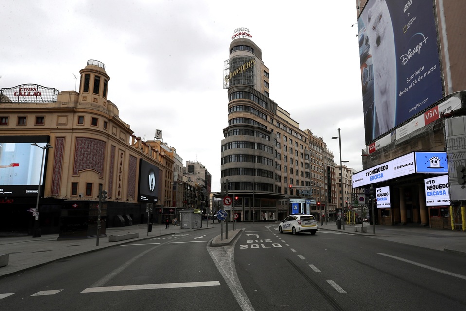 La Gran Vía, en Madrid, España, uno de los lugares emblemáticos y concurrido por turistas, luce así tras las medidas adoptadas ante la pandemia (EFE)