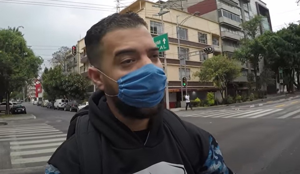 El youtuber no se detuvo por su contagio para salir a hacer compras. (Captura de pantalla)