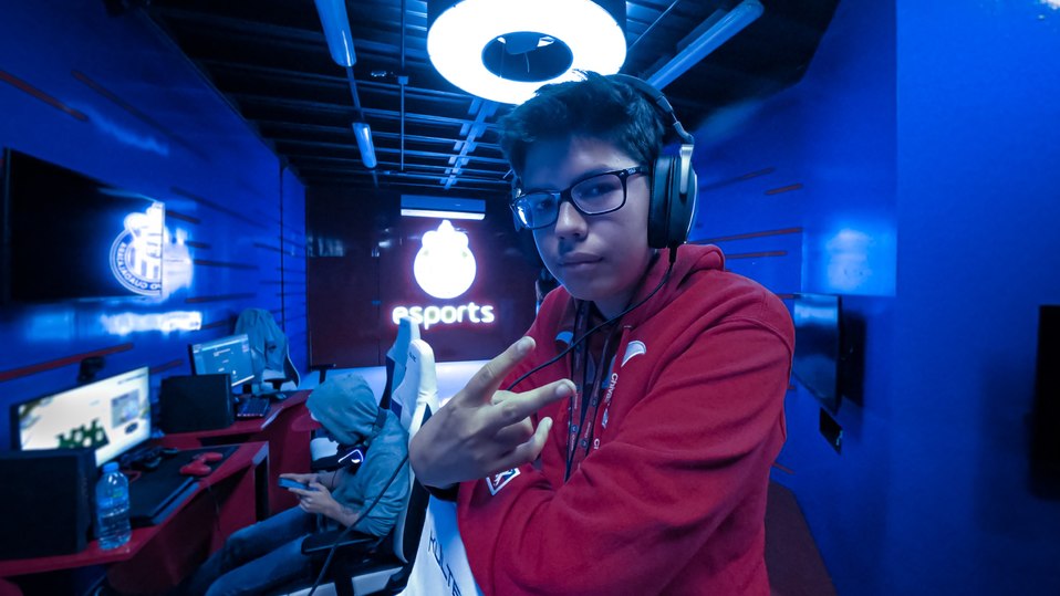 Beto Ávila, gamer seleccionado que dirige en el equipo eSports de Chivas (Twitter @esportsChivas)