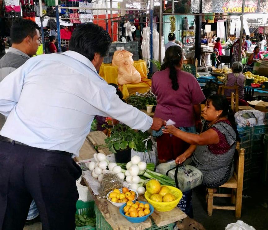 Comerciantes ambulantes están a la espera de iniciar el diálogo. (Apolonia Amayo)