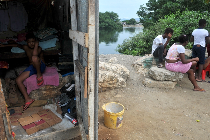El confinamiento, dicen sus habitantes, los priva de la poca comida con la que cuentan. (AFP)