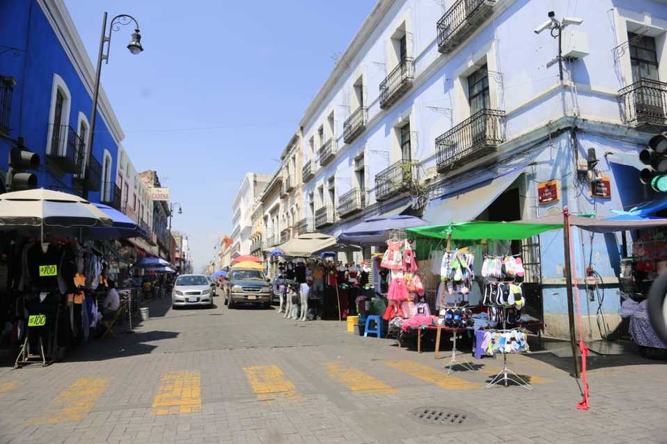 A pesar de contingencia sanitaria por coronavirus, continúa el comercio informal en Puebla. (Andrés Lobato)