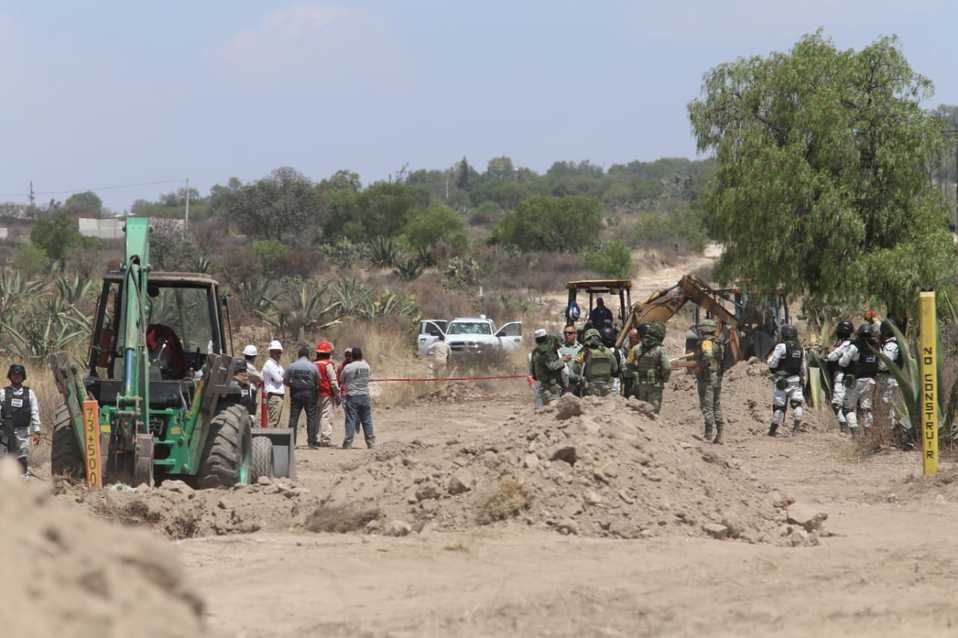 Elementos de seguridad estatal en la colonia La Loma, municipio de San Agustín Tlaxiaca. (Jorge Sánchez)