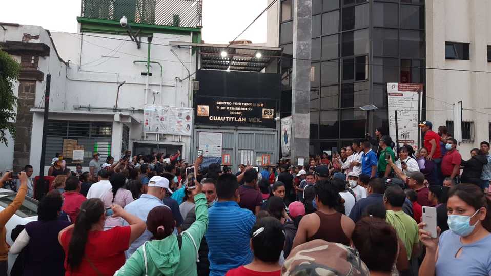 Familiares se congregaron afuera de las instalaciones. (Especial)
