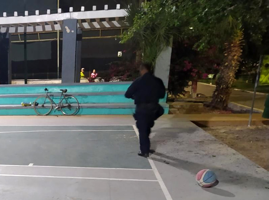 Hombre muere jugando basquetbol en Torreón. (Notivox Digital)