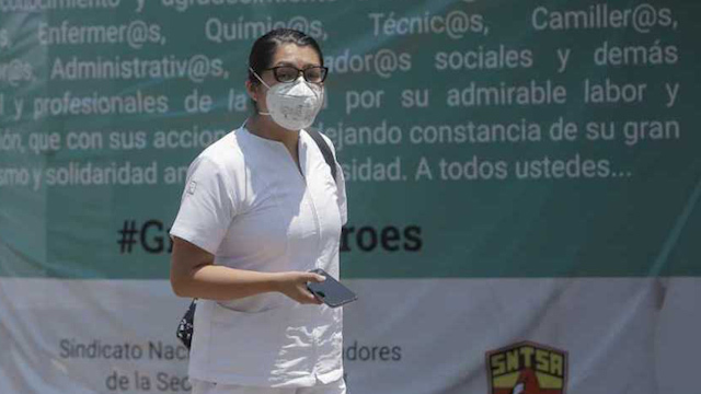 IMSS envía a sus casas a 20 mil empleados en riesgo por covid-19