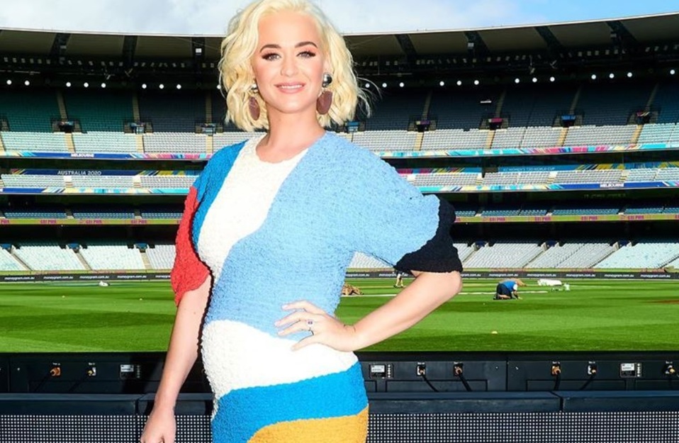 Katy Perry presume el crecimiento de su "bebé" vestida de conejita. (Instagram)