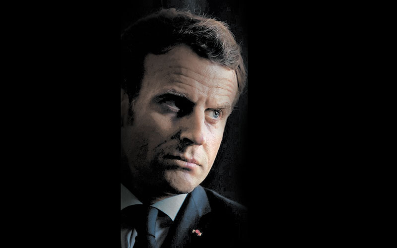 El mandatario francés, durante una reciente visita relacionada con el coronavirus, en París. (EFE )