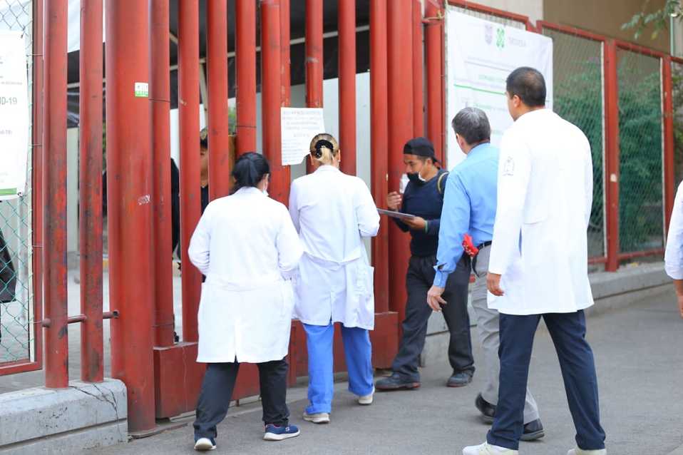 Médicos afuera del Hospital de Salud de Tláhuac "Belisario Domínguez". (Héctor Téllez)