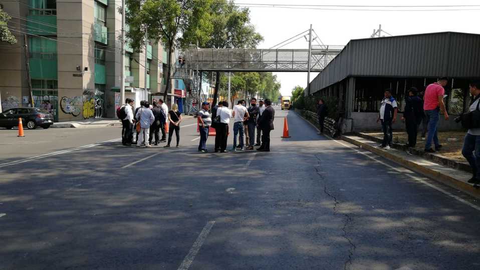 Los meseros y cadeneros cerraron la calzada de San Antonio Abad. (Jorge Becerril)