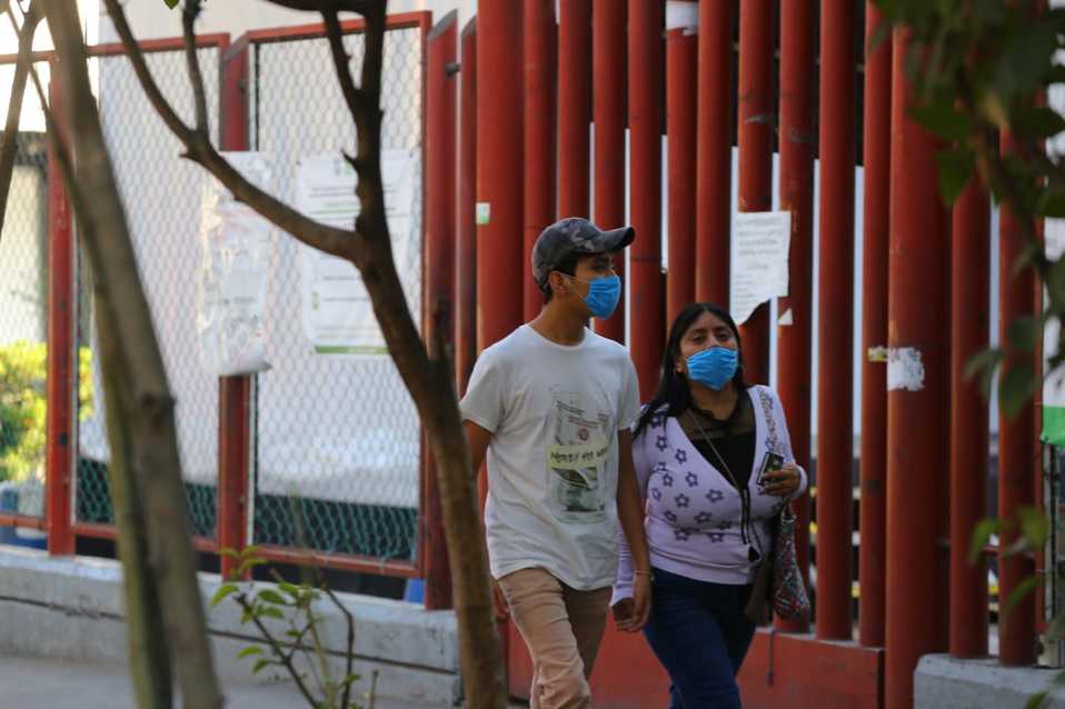 Personas con cubrebocas fuera del Hospital de Salud de Tláhuac "Belisario Domínguez". (Héctor Téllez)