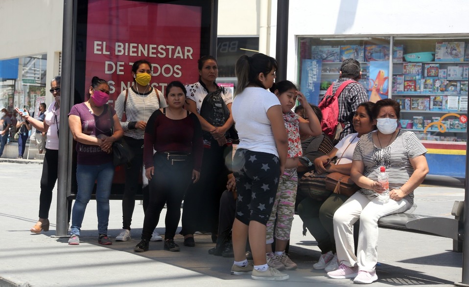 Algunas personas siguen sin acatar la recomendación de usar cubrebocas en la calle. Foto: Archivo.
