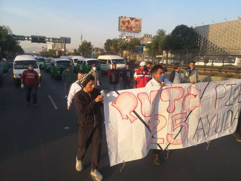Transportistas bloquean la Calzada Tlalpan, exigen apoyos ante covid-19 (César Velázquez)