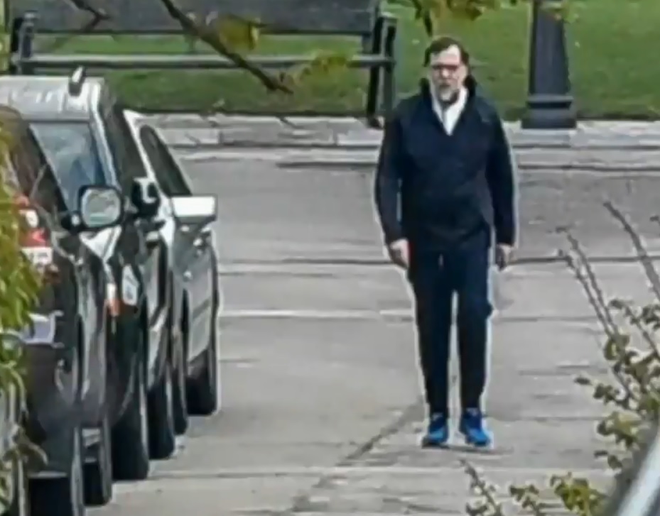 En el video publicado por la Sexta, Rajoy aparece vestido con tenis y pants.