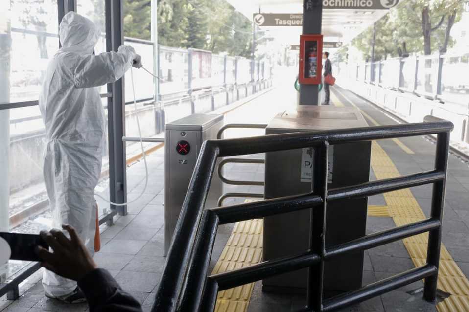 Brigada de limpieza desinfectan puentes y accesos del Tren Ligero (Ariana Pérez)