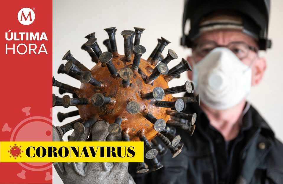 Coronavirus en el mundo, 16 de abril: en la imagen, el artista Sebastian Wien muestra una escultura de coronavirus en su estudio en Dortmund, Alemania