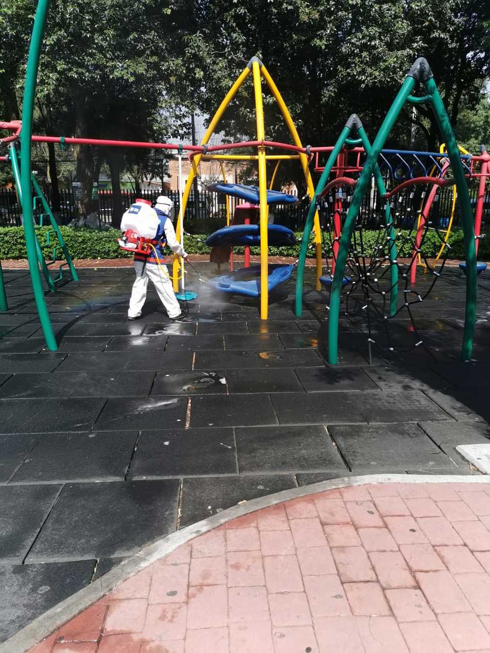 La desinfección de diversos espacios públicos se han promovido en diversas demarcaciones. (Leonardo Lugo)