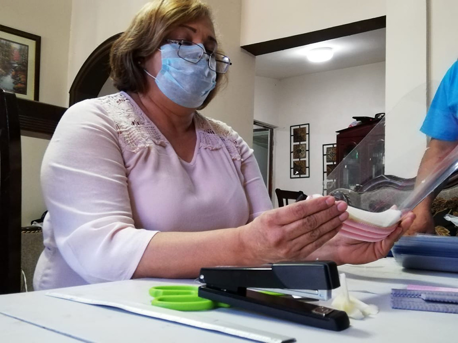 Fabrican caretas para el personal médico en Torreón. (Luis López)
