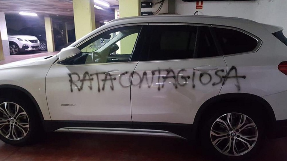 A una ginecóloga de Barcelona le escriben en su coche "rata contagiosa". (EFE)