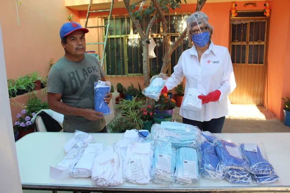 En Guanajuato, enfrentan desabasto de cubrebocas con labor altruista