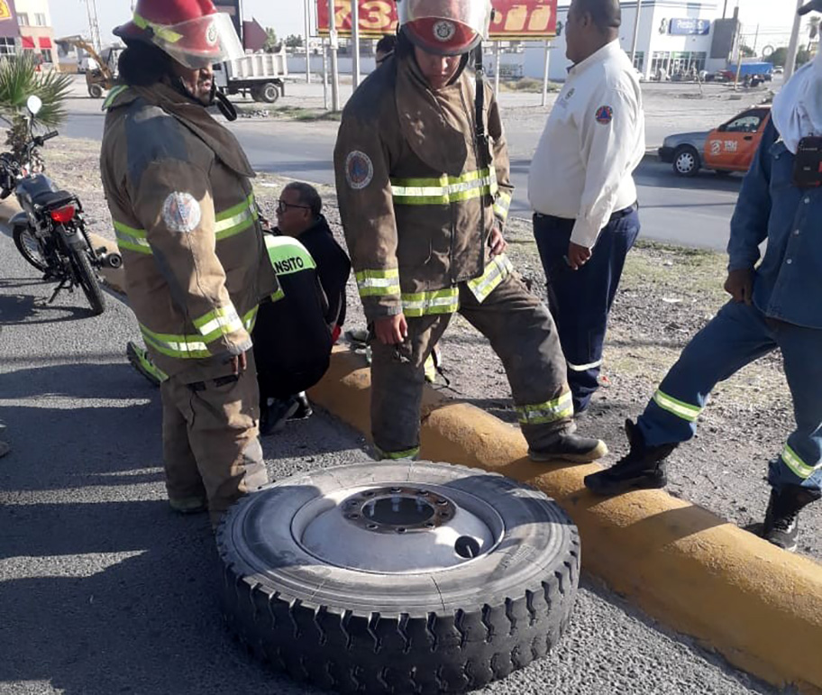 Llanta se desprende e impacta a motociclista y peatón en Gómez Palacio. (Notivox Digital)
