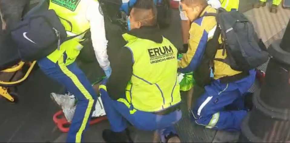 Paramédicos del ERUM acudieron al lugar para darle atención médica a la víctima. (César Velázquez)
