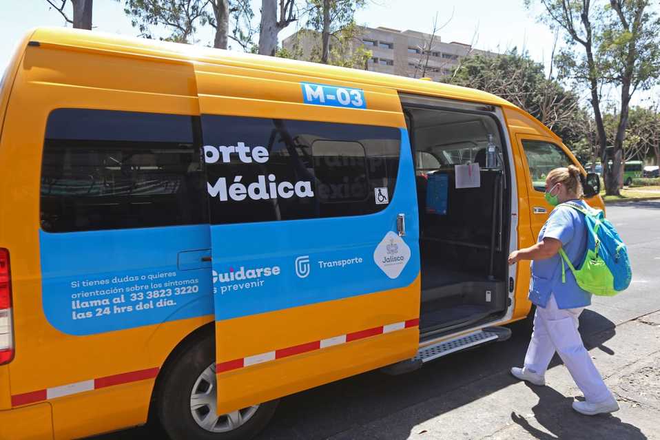 Personal médico puede abordar el transporte gratuito Conexión Médica en Guadalajara (Fernando Carranza)