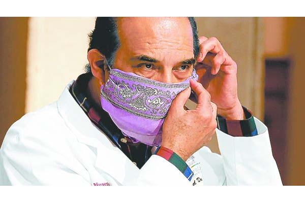El titular de Salud de Nuevo León afirma que pasó la adolescencia leyendo libros de anatomía, fisiología y farmacología. Raúl palacios