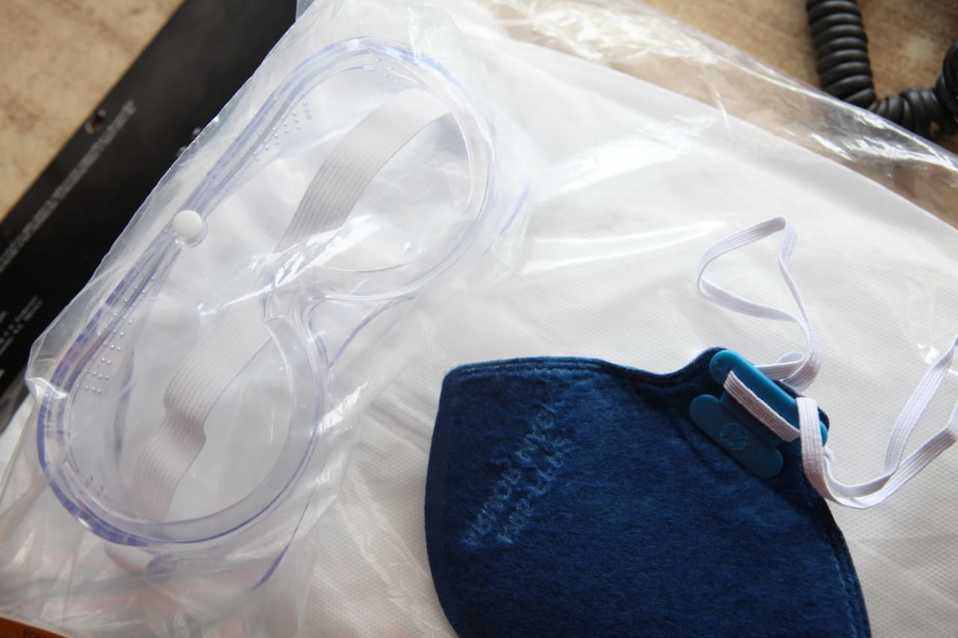 Trabajadores deben usar un kit de seguridad. (Avelina Martínez)