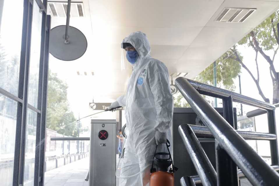 Trabajadores del gobierno de la CdMx limpian las estaciones del Tren Ligero. (Ariana Pérez)