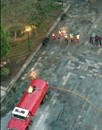 Bomberos, policías y meseros ayudaron a limpiar áreas del centro. (Captura de pantalla)