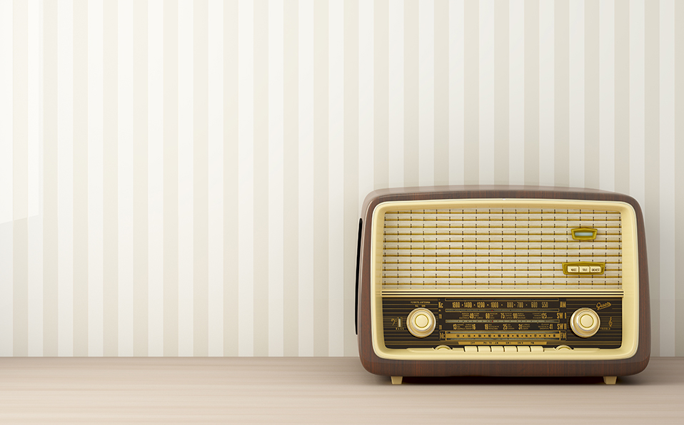 Chicos y grandes pueden disfrutar de los diferentes programas que ofrece E-radio a través de su plataforma de internet. (Foto visnezh, Freepik)
