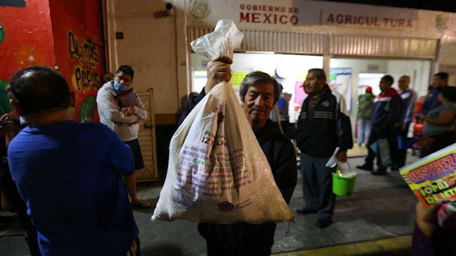 Por covid-19, entregan apoyos económicos y despensas en Iztapalapa