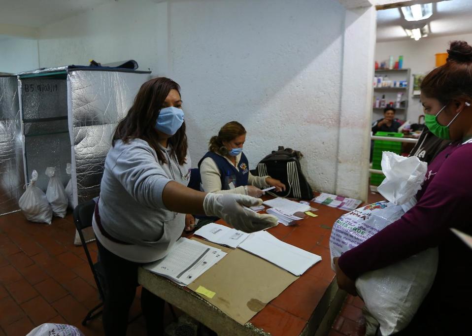 Entregan despensas para reducir el impacto económico por coronavirus en las familias iztapalapenses (Héctor Téllez)