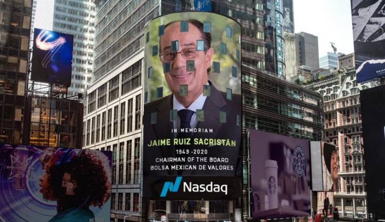 Jaime Ruiz Sacristán, presidente del Consejo de Administración de la BMV aparece en el edificio del Nasdaq. Foto: (Especial)