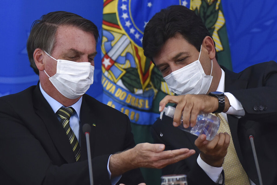 Jair Bolsonaro y Luiz Henrique Mandetta en conferencia de prensa. (AP / Archivo)