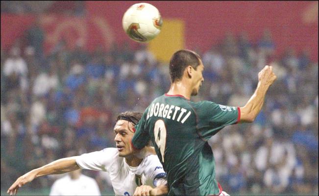 Jared Borgetti en el partido ante Italia en Corea-Japón 2002 (Reuters)