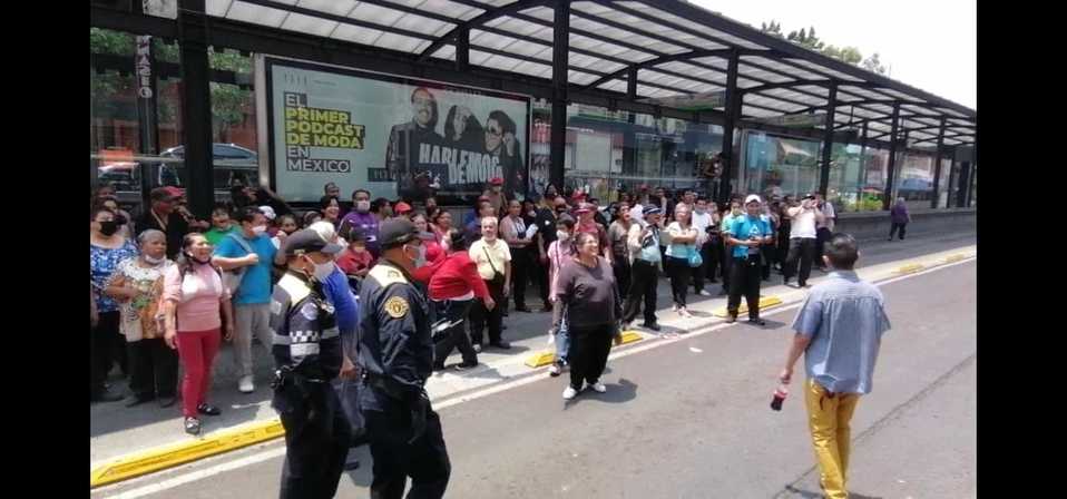 Los manifestantes bloquean el carril del Metrobús. (Especial)
