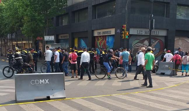 Los manifestantes comenzaron a golpear al conductor (Jorge Becerril)