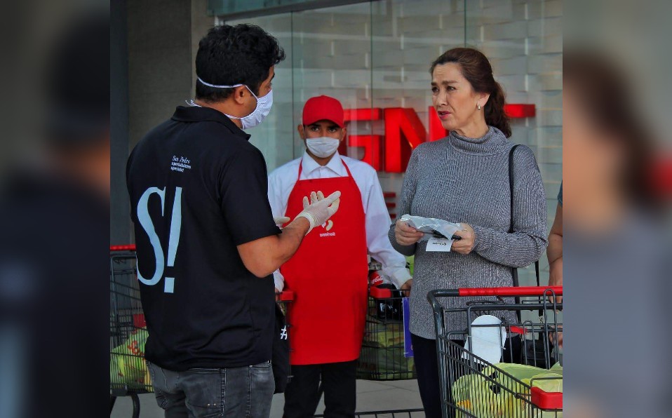 El municipio acordó donar cubrebocas para protección de los clientes. (Especial)