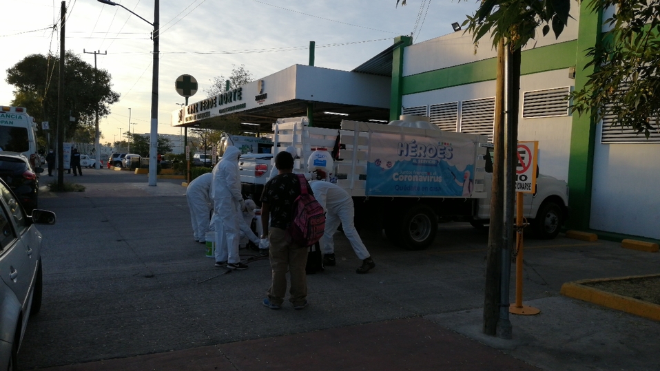 Personal sanitizó la Cruz Verde Norte de Zapopan por protocolo covid-19 (Juan Carlos Munguía).